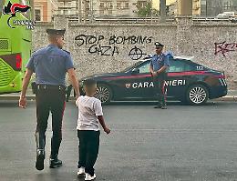Passeggera bloccata senza seggiolino: i carabinieri lo comprano per farla ripartire