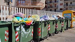 “Ecco l'isola ecologica abusiva attiva 24 ore su 24 in via Campania”. Le foto