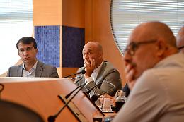 Scatta il tavolo permanente tra istituzioni e sindacati per il futuro dei traffici commerciali del porto. Le foto