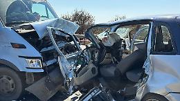 Schianto sulla Statale 100: tre auto e un furgone coinvolti, un uomo in codice rosso. Riaperta la strada. Le foto