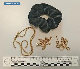 Coppia sorpresa con collane d’oro rubate durante un concerto: denunciati per ricettazione