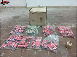 In un box trovati una bomba carta e 78 candelotti, arrestato un 35enne