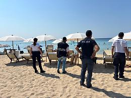 Scoperto un lido abusivo: denunciato il titolare, sequestrati ombrelloni e lettini