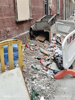 Via Giovan Giovine tra degrado e abbandono: dopo il crollo del cornicione emergono nuove proteste. Le foto