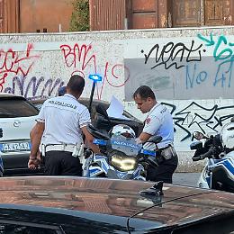 Controlli sui parcheggiatori abusivi, fermato e sanzionato un uomo. Aveva anche droga