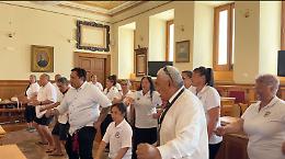 Danza Maori nella sala consiliare: il dono dei 25 turisti neozelandesi. Il video
