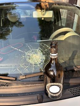 Bottiglie lanciate contro auto e pedoni: “Poteva essere una tragedia”