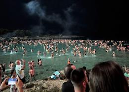 Ferragosto, in migliaia a Monte d’Arena per il bagno della mezzanotte. Le foto