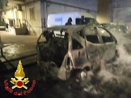 Notte di fuoco: sei auto distrutte dalle fiamme in due diversi incendi