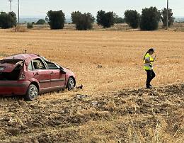 Auto si ribalta, feriti due ragazzi. Le foto 