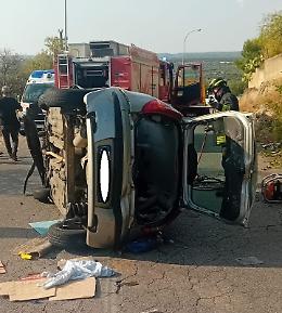 Auto si ribalta su un fianco: un ferito