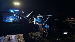 Auto contromano, schianto sulla Statale 106. Cinque feriti: uno è grave