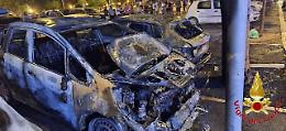 Ancora fiamme nella notte: quattro auto distrutte. Si indaga sull’origine dolosa