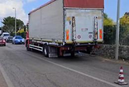 Un 64enne rimane schiacciato dal camion mentre sostituiva il pneumatico