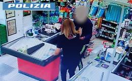 "Dammi i soldi o sparo", doppia rapina a mano armata. La Polizia lo arresta. Le foto