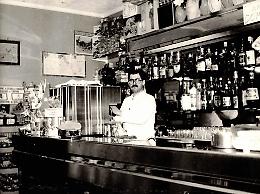 Sessant’anni di storia cittadina vista da dietro al bancone, fra caffè e tifo rossoblu