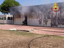 Incendio devasta hangar, distrutti 4 aerei e un ferito grave