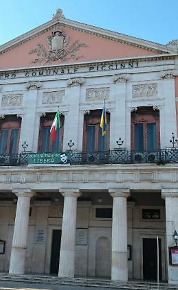 La bandiera ucraina sventola per l’anniversario dell’indipendenza