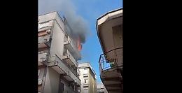Incendio in pieno centro, in fiamme un appartamento in via Taranto. Il video