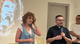 Fiorella Mannoia visita il quartiere Tamburi: “Quella dei bambini di Taranto è una grande ingiustizia”