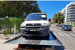 Prima denuncia per abbandono rifiuti, sequestrato un furgone con 100 chili di rifiuti edili 
