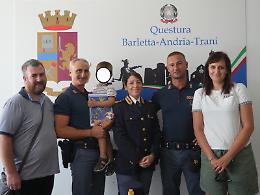 Bimbo di 3 anni vaga da solo sul lungomare, ritrovato dalla Polizia. Le foto