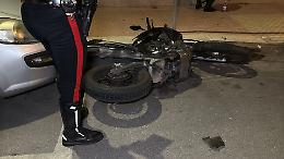 Schianto nella notte in via Medaglie d’Oro, due giovani feriti in moto