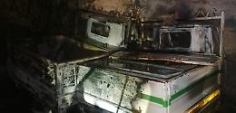 Incendio distrugge 5 automezzi del Comune: indagini in corso
