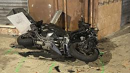 Schianto nella notte al rione Tamburi: muore un motociclista di 20 anni, grave il passeggero. Il nome