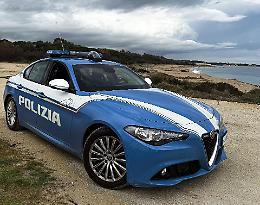 Un 30enne arrestato dopo l'inseguimento sugli scogli. Feriti due poliziotti