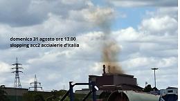 Nube rossastra dall’acciaieria ex Ilva, nuova denuncia degli ambientalisti