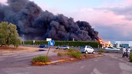Maxi incendio in un deposito auto a Terlizzi, nube di fumo verso Bitonto