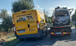 Prima lo schianto, poi le fiamme: una donna estratta in tempo da alcuni passanti