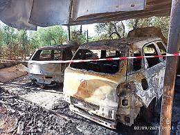 In fiamme le auto di un ispettore della Polizia Locale: indagini in corso. Le foto