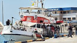91 migranti accolti dopo aver girovagato in mare per 69 ore. Le foto