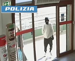 Rapina un supermercato armato di coltello, arrestato dalla Polizia un ventenne