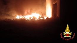 Roghi nella notte, fiamme tra rifiuti ed ecoballe vicino alla stazione