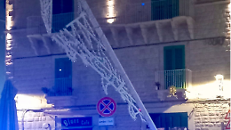 Palo delle luminarie abbattuto da un’auto, sfiorata una tragedia