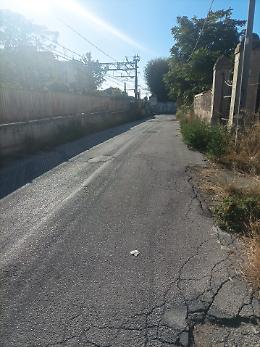 Erbacce, scarsa illuminazione e sporcizia; stallo sul sottopasso ferroviario di via Verdi. Le foto