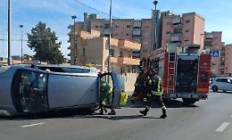 Auto si ribalta in viale Europa: coppia di anziani in ospedale