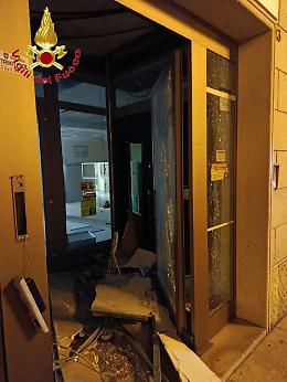 Esplosione nella notte al bancomat della BPM. Le foto