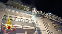 Paura nella notte, incendio in un appartamento: evacuate 6 famiglie. le foto