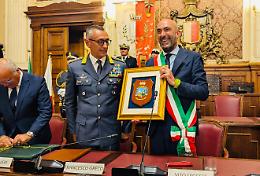 Conferita la cittadinanza onoraria alla Guardia di Finanza. Le foto