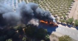 Autobus in fiamme al rientro da scuola: studenti messi in salvo dall’autista. Il video shock