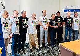 Al Policlinico le prime 150 magliette per chiedere il Nobel ai bambini di Gaza. Le foto