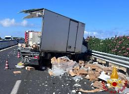 Schianto tra camion e furgone sulla statale 16, traffico in tilt e due feriti