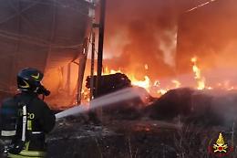 Maxi incendio, distrutti tre capannoni. Le foto