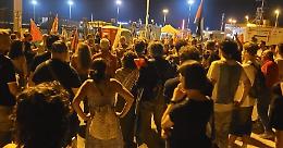 La protesta al porto contro la petroliera diretta in Israele fa saltare l'attracco
