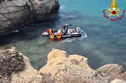 Turista precipita per sette metri dalla scogliera a Roca Vecchia, salvata via mare