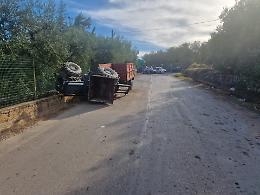 Si ribalta un trattore, un uomo trasportato all'ospedale in codice rosso. Le foto